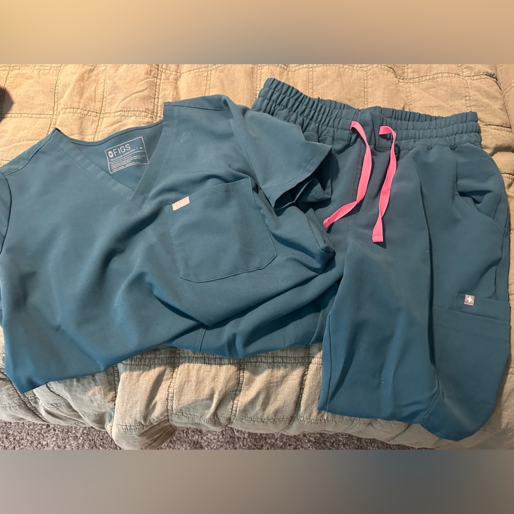Figs scrub set Catarina top size Med, high waisted joggers size medium-petite